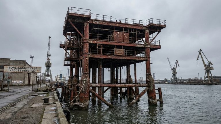 Rusting Russian Oil Platform in a Port Near Vladivostok: 36 Rockets Have Launched Since 2020