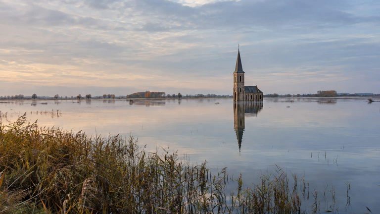 1646 Locks Reopened to Halt the French Army: Dunkirk Defenders Restored a Lake Drained by Thirty Years of Milling